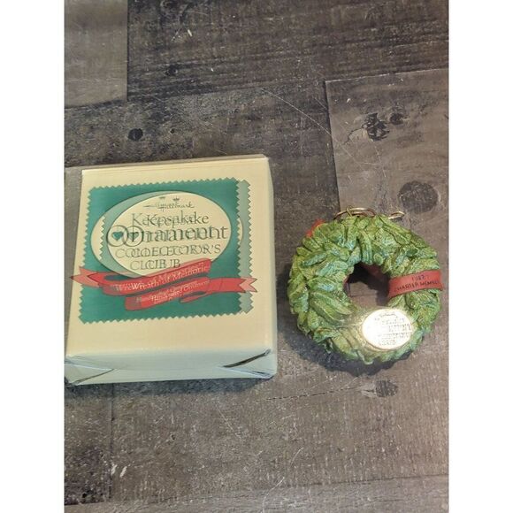 Hallmark wreath of memories 1987 ornament Xmas decor - Picture 1 of 4